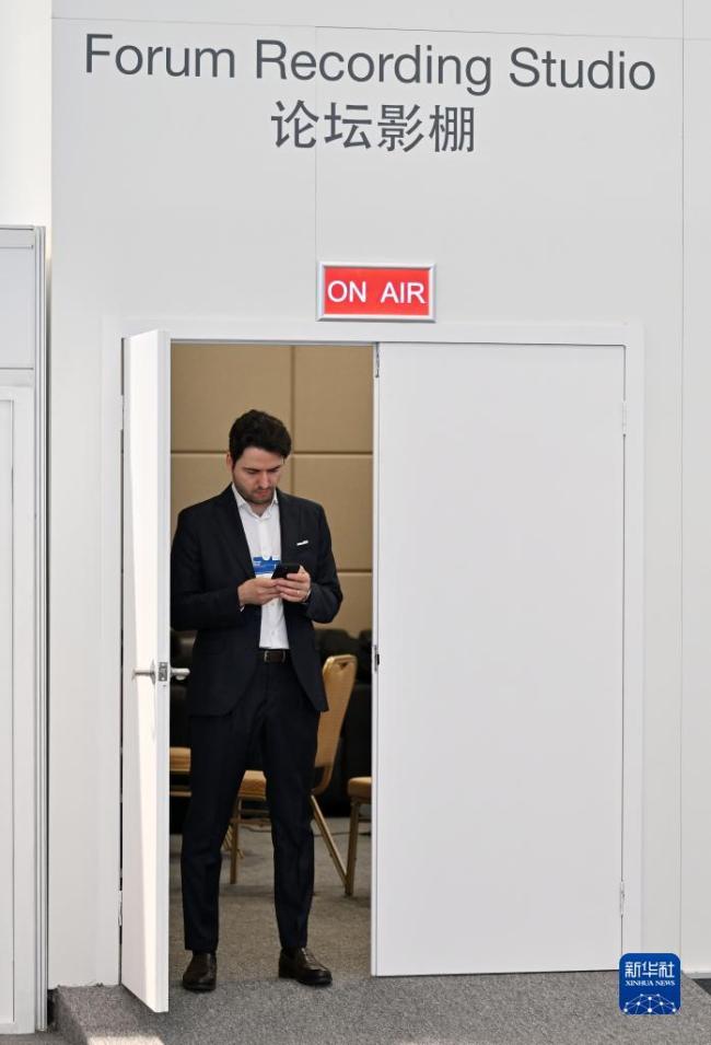 探訪(fang)2023夏季達(da)沃斯論(lun)壇主新(xin)聞中心(xin)