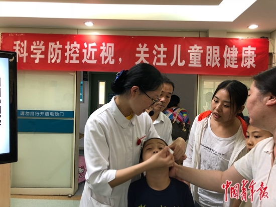 我國兒童青少(shao)年總體近視率52.7% 五(wǔ)大誤區需關注