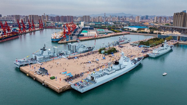 海軍舉行艦(jian)艇開放活動，開(kai)封艦首次向公(gōng)衆敞開大門