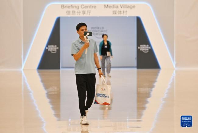 探訪(fang)2023夏季達(dá)沃斯論(lùn)壇主新(xīn)聞中心(xīn)