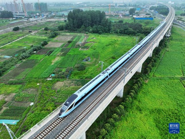 鐵(tie)路12月7日(rì)起實行(hang)新的列(liè)車運行(hang)圖