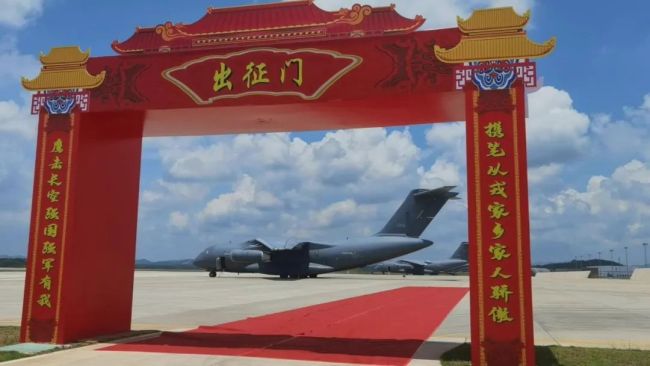 坐(zuò)着運-20去上學(xue),開學典禮是(shi)航空展!