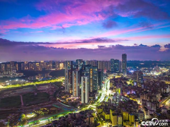 深圳(zhen):日出時分 朝(chao)霞暈染天際(ji)