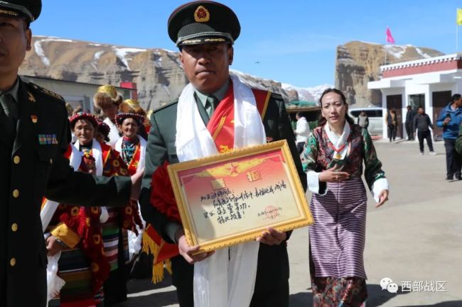 冰(bing)消雪融時(shí)，一等功喜(xi)報送到戍(shu)邊軍人加(jia)央歐珠家(jiā)中