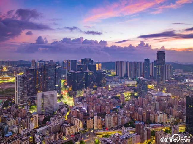 深圳:日出時(shí)分 朝霞暈染(ran)天際