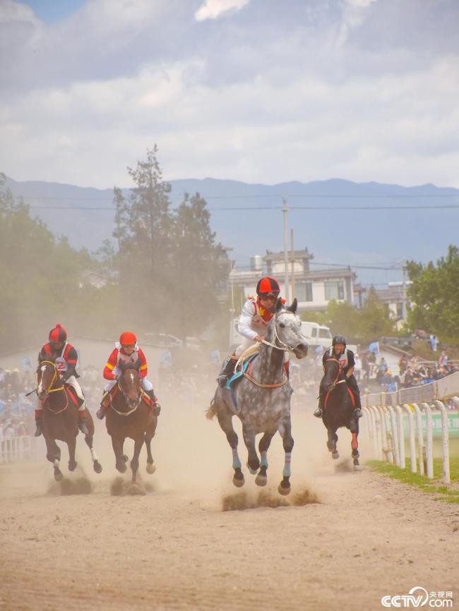 雲(yún)南大理：三(sān)月街民族(zú)節賽馬大(da)會開幕