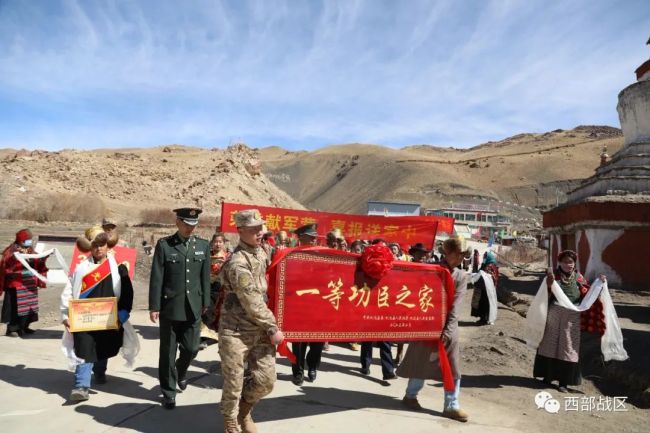 冰消雪融(rong)時，一等功(gōng)喜報送到(dào)戍邊軍人(ren)加央歐珠(zhu)家中